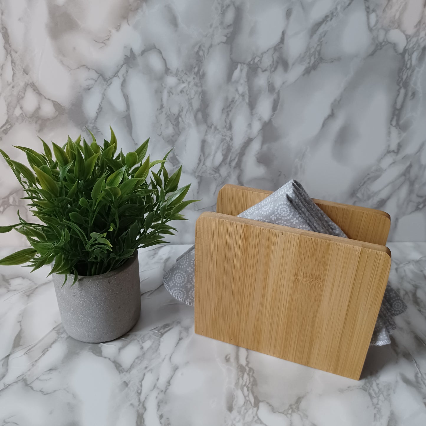 Serviettes de table et Essuie-tout-Gris pâle avec ronds et designs blancs/Napkins and Paperless towels-Pale gray with circles and white designs