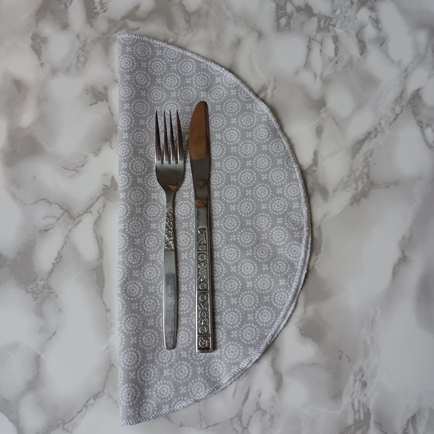 Serviettes de table et Essuie-tout-Gris pâle avec ronds et designs blancs/Napkins and Paperless towels-Pale gray with circles and white designs