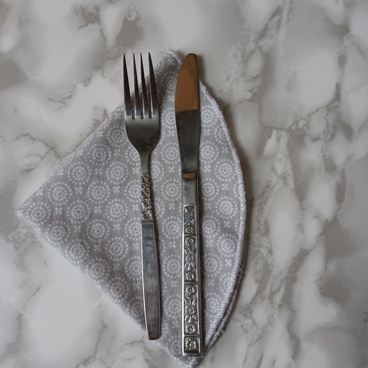 Serviettes de table et Essuie-tout-Gris pâle avec ronds et designs blancs/Napkins and Paperless towels-Pale gray with circles and white designs