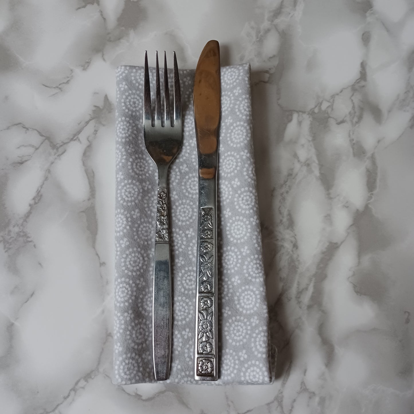 Serviettes de table et Essuie-tout-Gris pâle avec ronds et designs blancs/Napkins and Paperless towels-Pale gray with circles and white designs