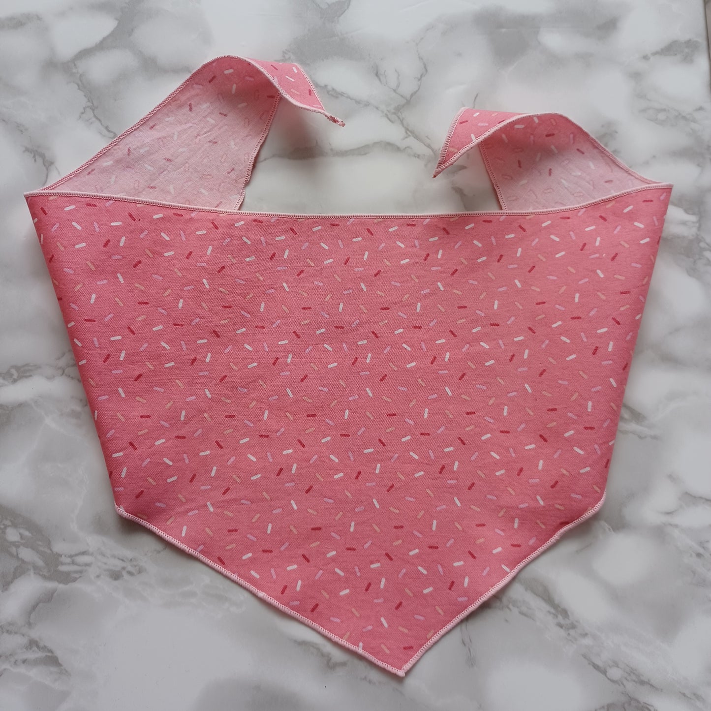 Bavoir-foulard pour bébé-Rose avec bonbons roses et blancs/Baby bib-Scarf-Pink with pink and white candies 0-36 mois