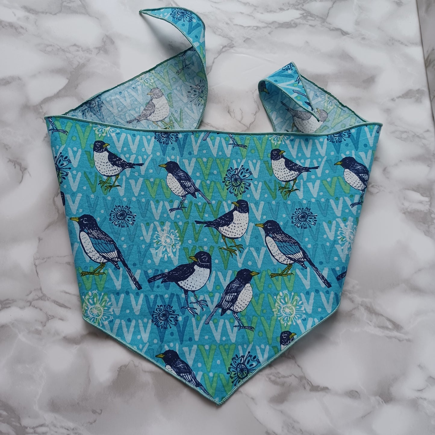 Bavoir-foulard pour bébé-Bleu avec oiseaux/Baby bib-Scarf-Blue with birds 0-36 mois