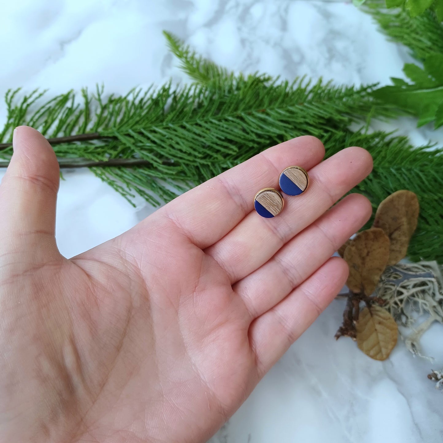 Boucles d'oreilles rondes résine bleue opaque et bois/Round opaque blue resin and wood earrings