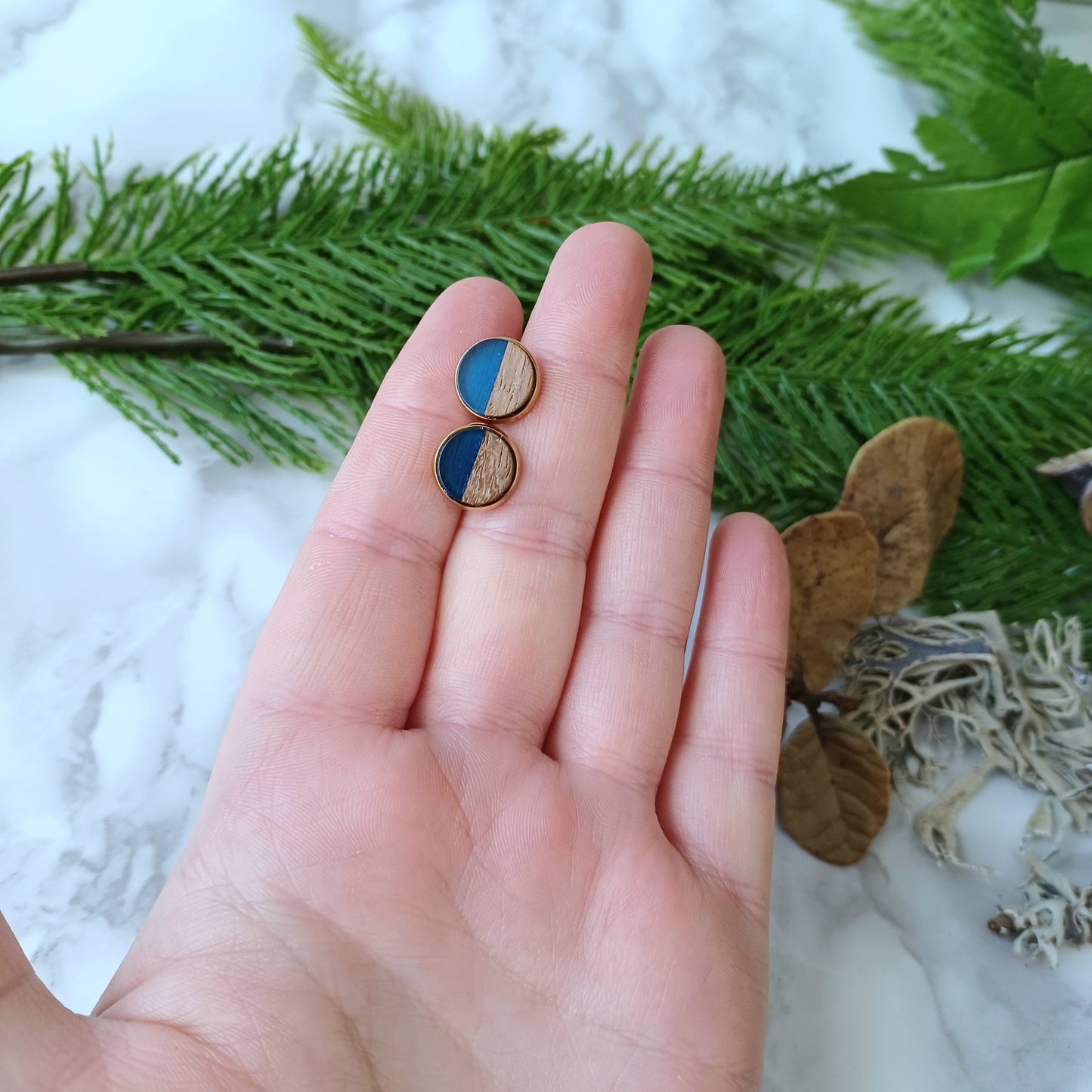 Boucles d'oreilles rondes résine bleue transparente et bois/Round transparent blue resin and wood earrings