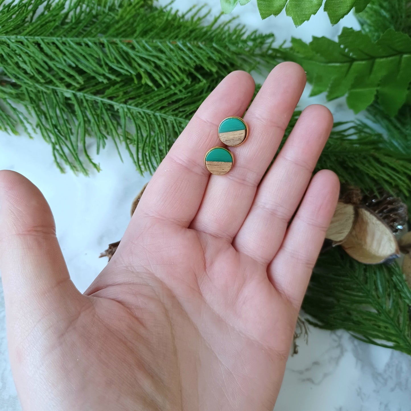Boucles d'oreilles rondes résine bleue-verte et bois/Round blue-green resin and wood earrings