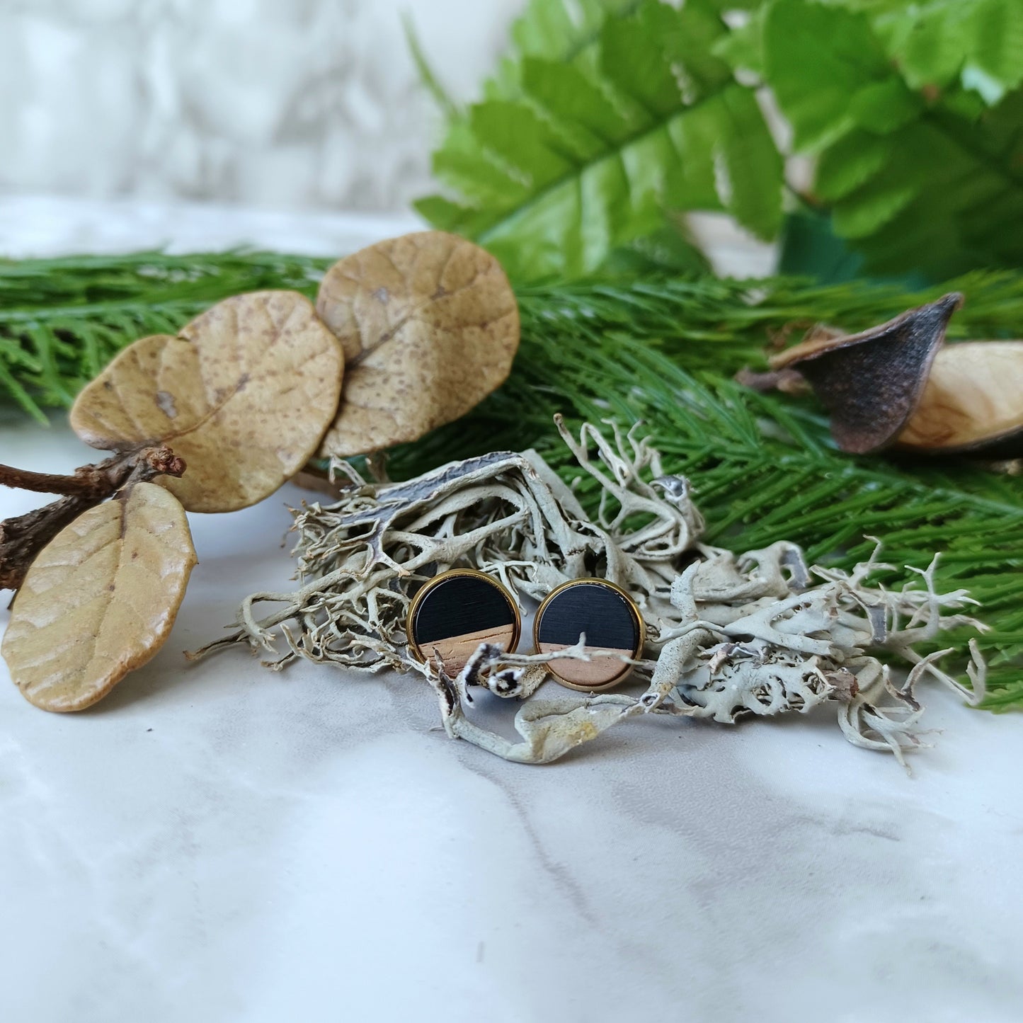 Boucles d'oreilles rondes résine noire et bois/Black resin and wood round earrings