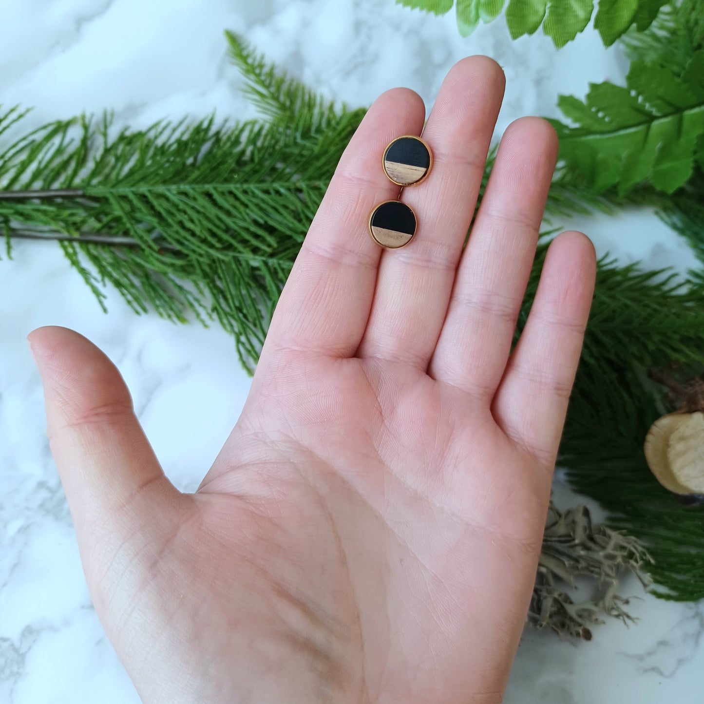 Boucles d'oreilles rondes résine noire et bois/Black resin and wood round earrings
