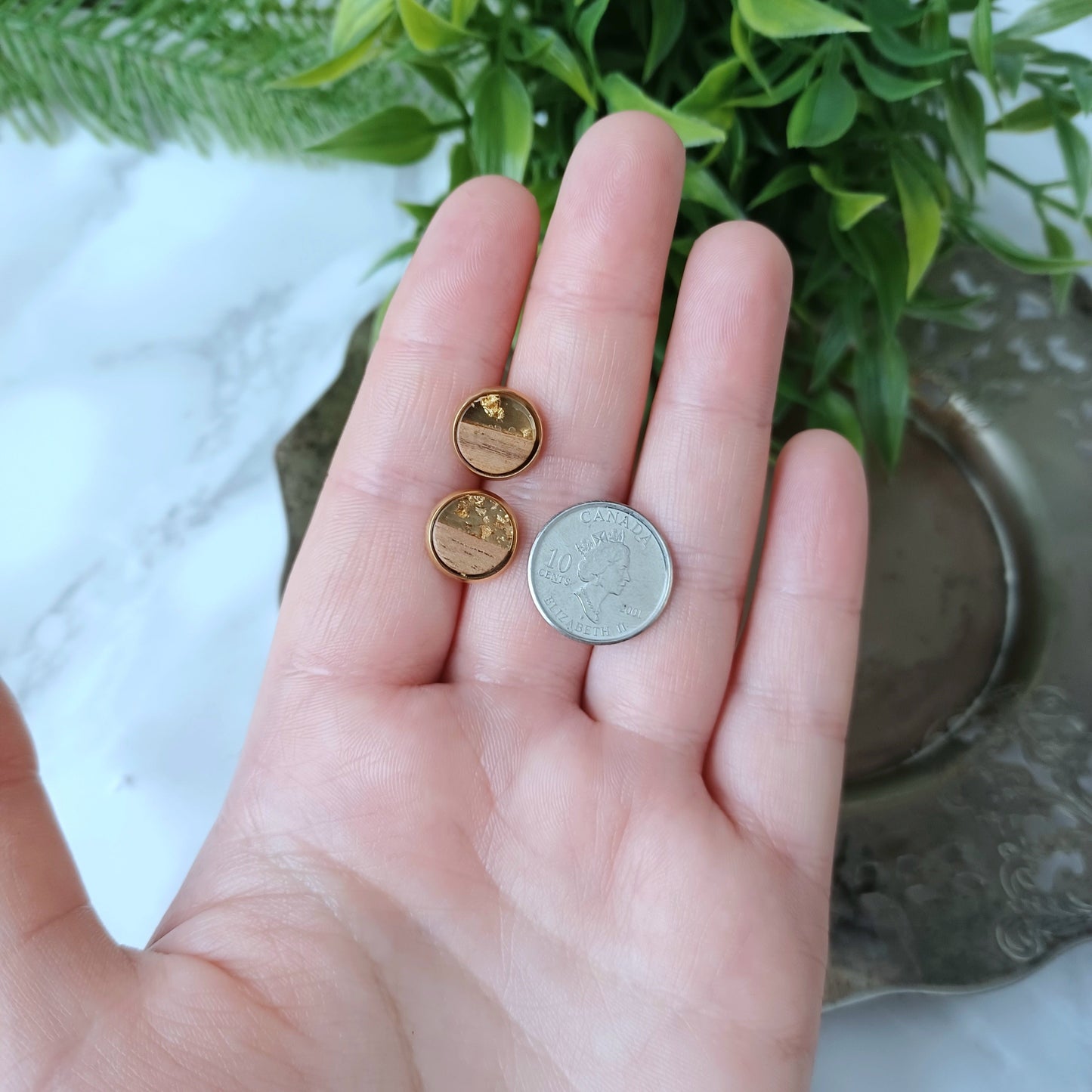 Boucles d'oreilles rondes résine transparente, paillettes d'or et bois/Round earrings in transparent resin, gold glitter and wood