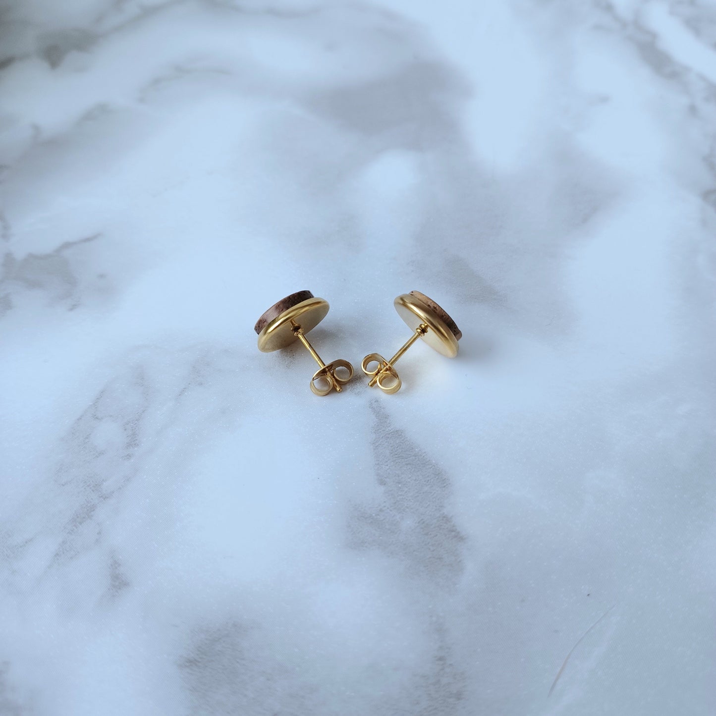 Boucles d'oreilles rondes résine terracotta foncé et bois/Dark terracotta resin and wood round earrings