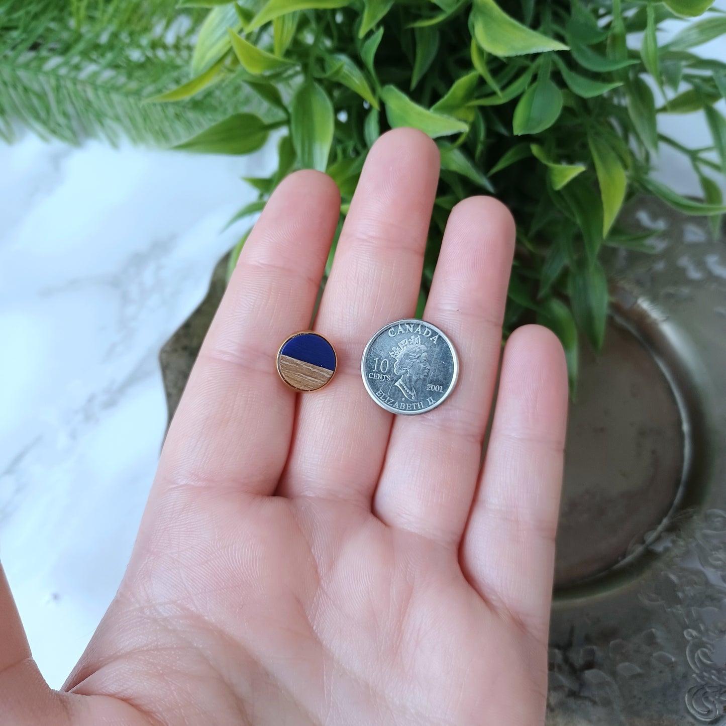 Boucles d'oreilles rondes résine bleue opaque et bois/Round opaque blue resin and wood earrings