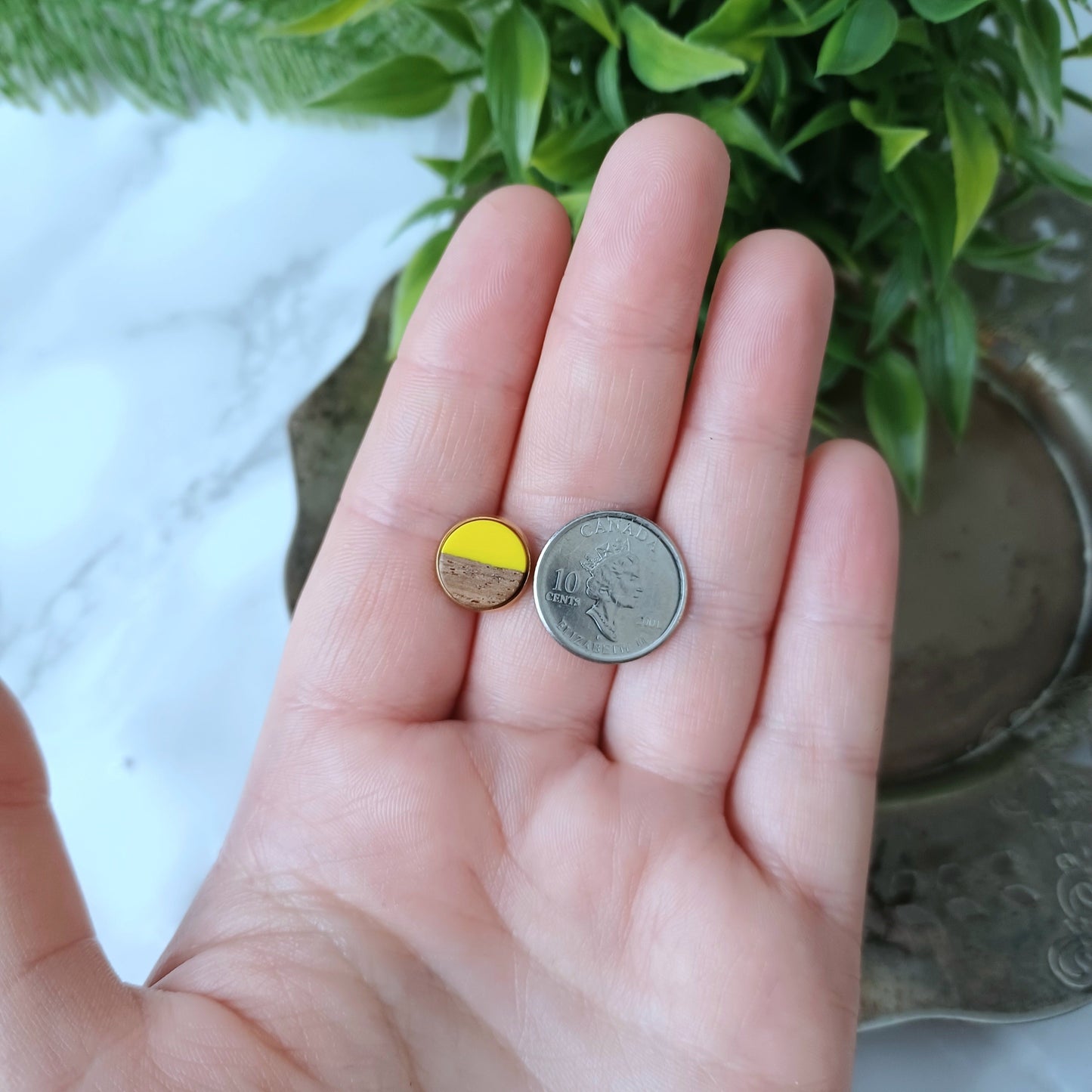 Boucles d'oreilles rondes résine jaune et bois foncé/Round Earrings yellow resin and dark wood