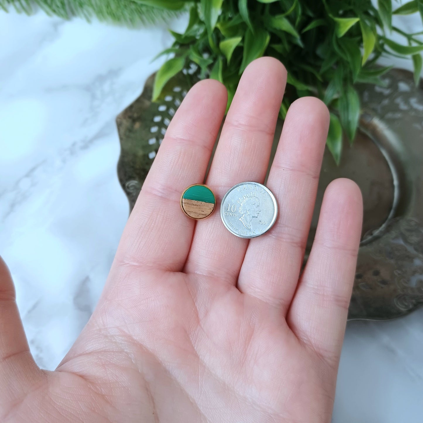 Boucles d'oreilles rondes résine bleue-verte et bois/Round blue-green resin and wood earrings