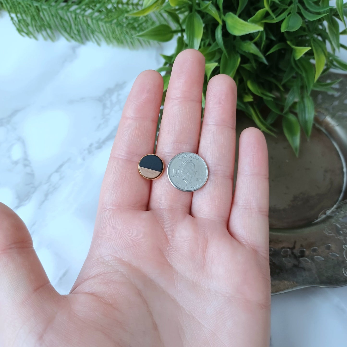 Boucles d'oreilles rondes résine noire et bois/Black resin and wood round earrings