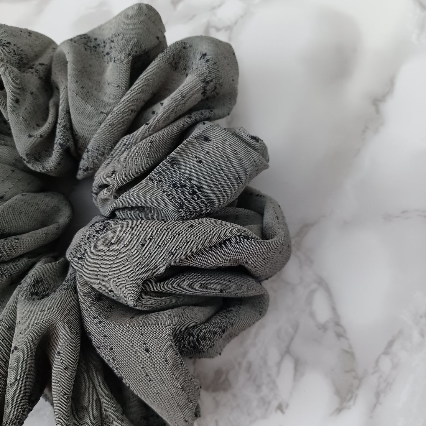 M-Chouchou-Gris-vert avec picots noirs/M-Scrunchie-Grey-green with black dots