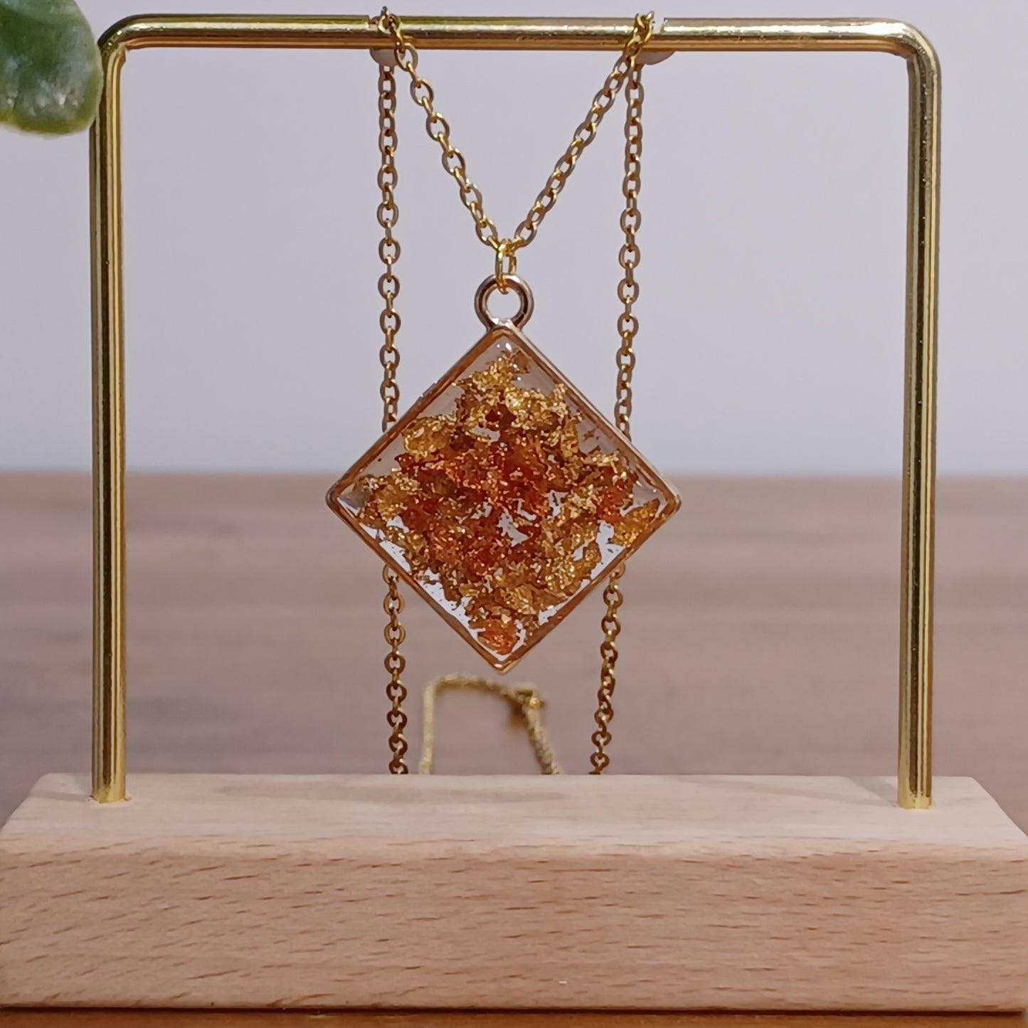 Collier losange en résine, feuilles d'or rose et feuilles d'or