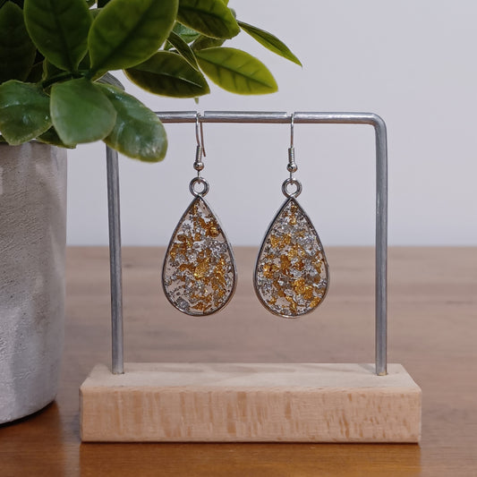 Boucles d’oreilles ovales en résine, feuilles d'argent et feuilles d'or