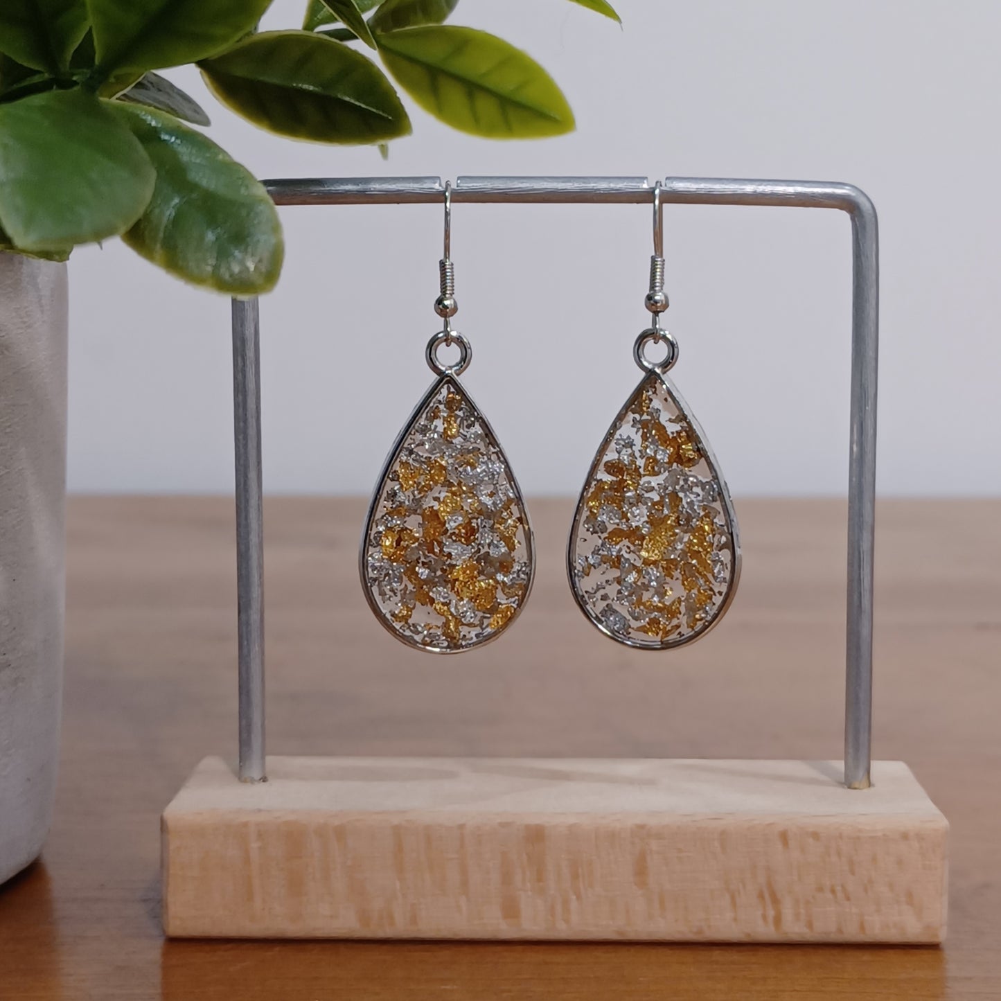 Boucles d’oreilles ovales en résine, feuilles d'argent et feuilles d'or