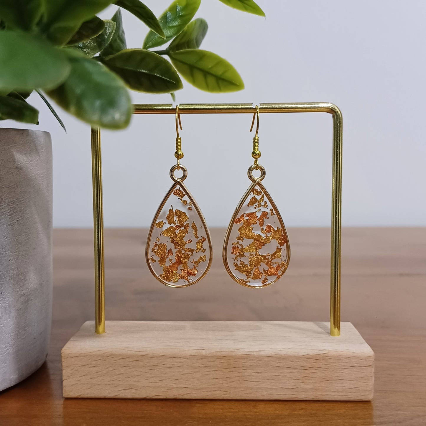 Boucles d’oreilles ovales en résine, feuilles d'or rose et feuilles d'or