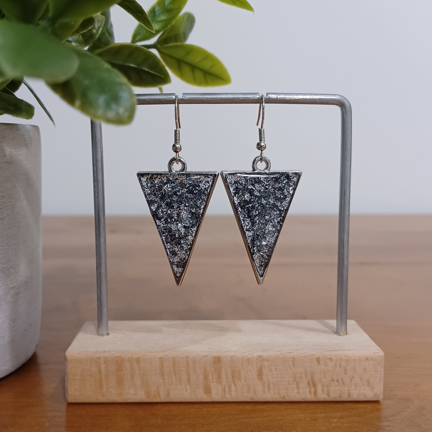 Boucles d’oreilles triangles en résine, feuilles d'argent et paillettes noires