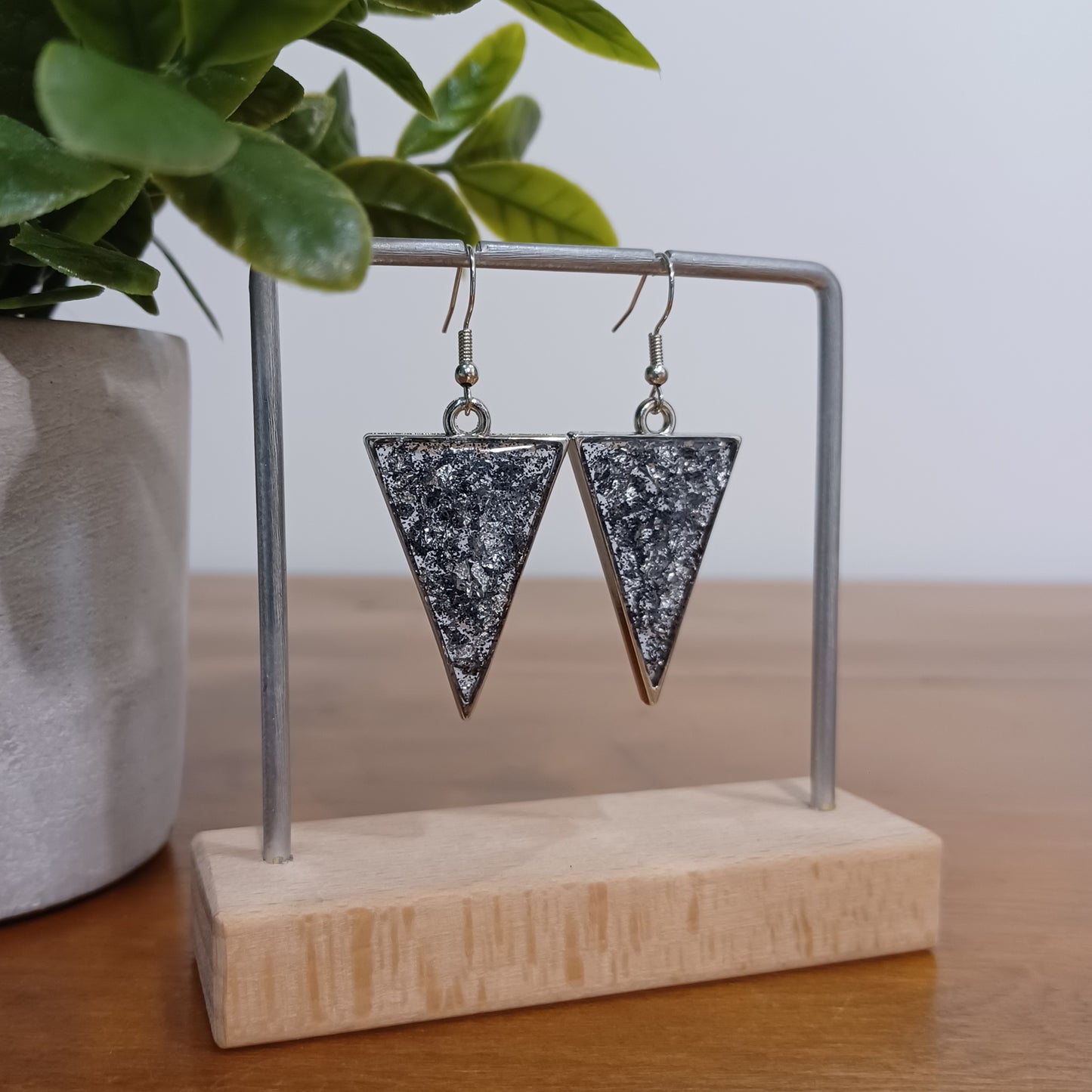 Boucles d’oreilles triangles en résine, feuilles d'argent et paillettes noires