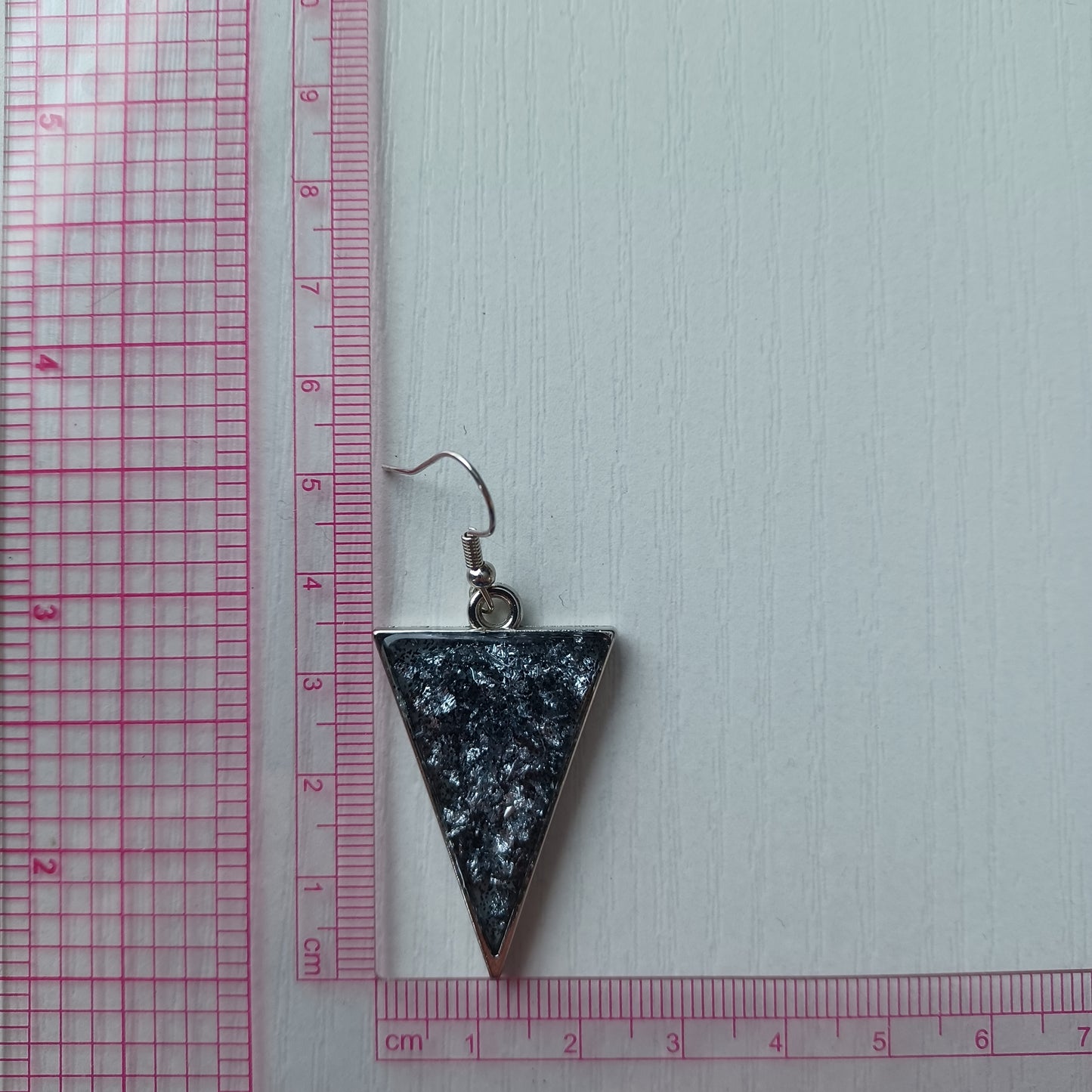 Boucles d’oreilles triangles en résine, feuilles d'argent et paillettes noires