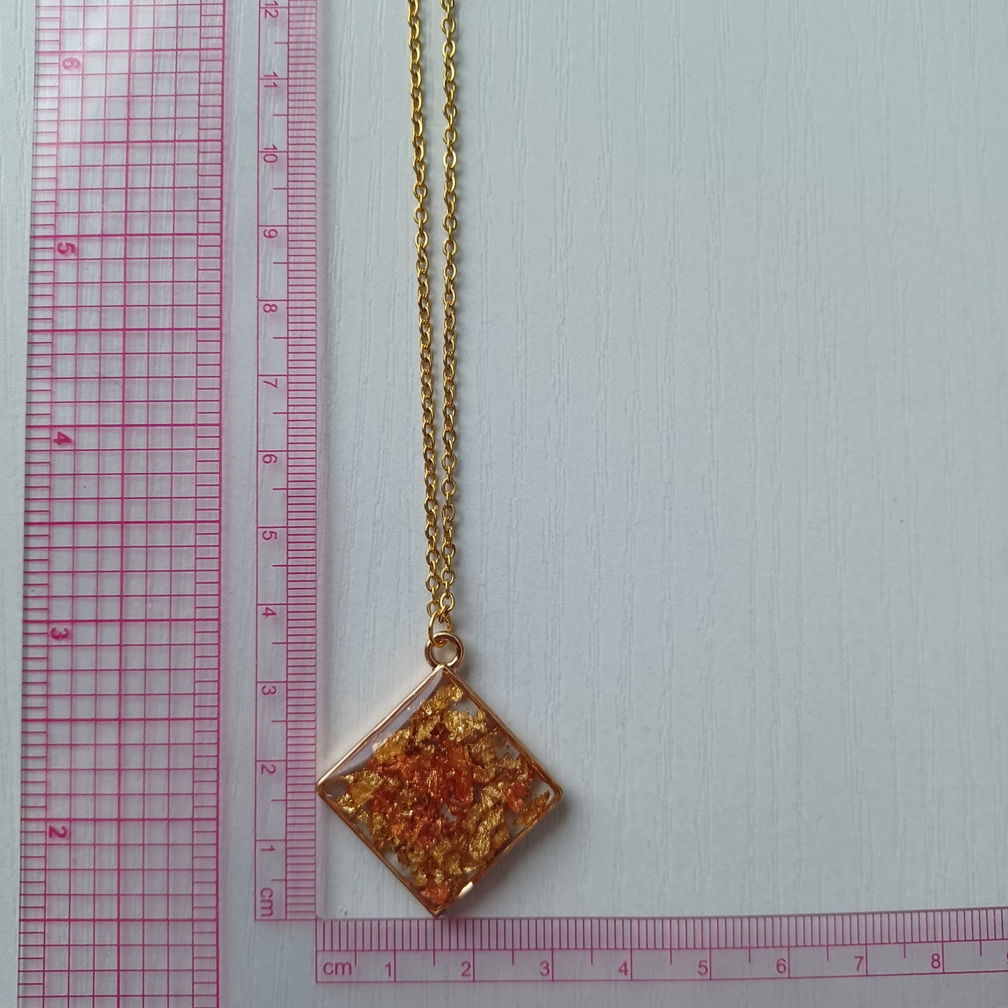 Collier losange en résine, feuilles d'or rose et feuilles d'or