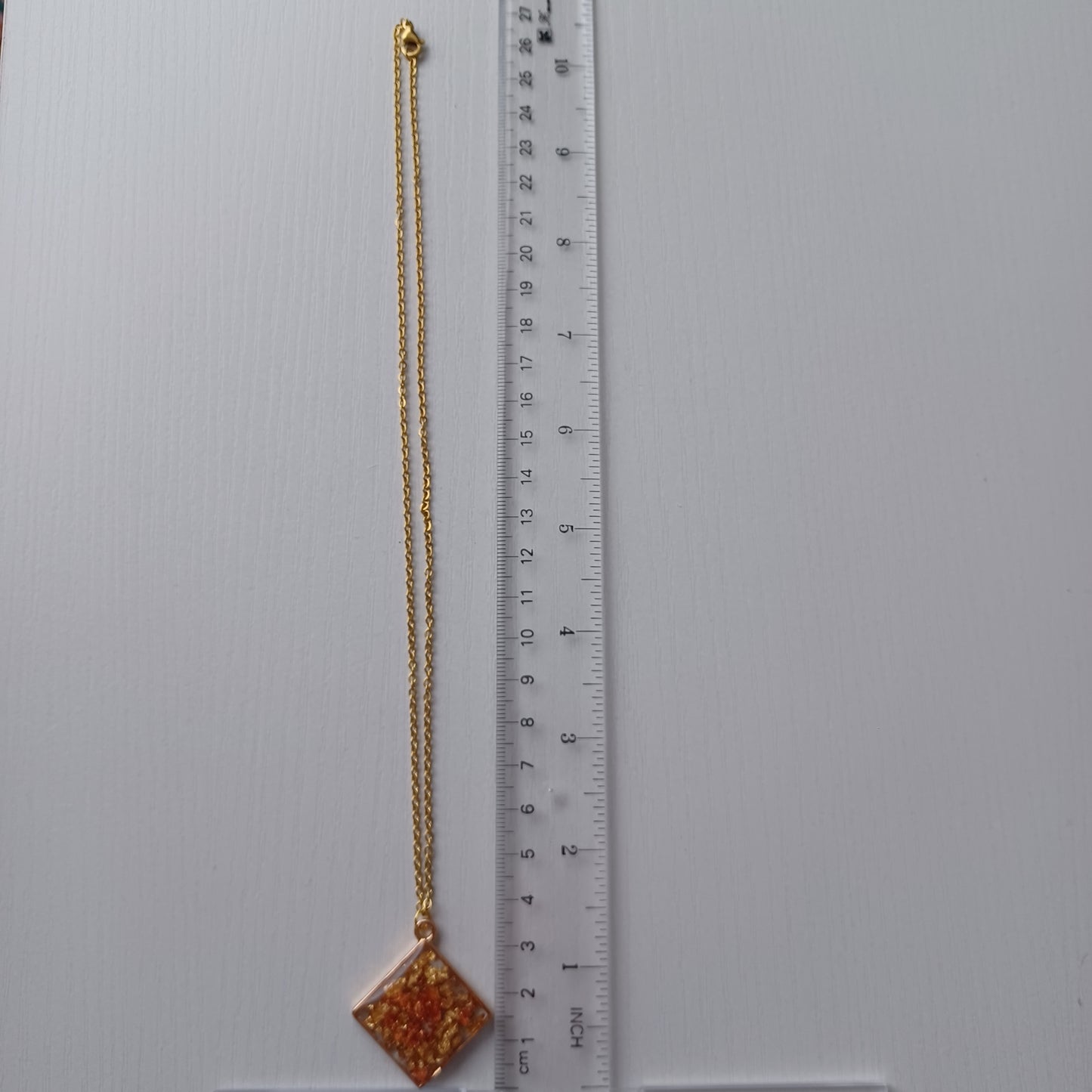 Collier losange en résine, feuilles d'or rose et feuilles d'or