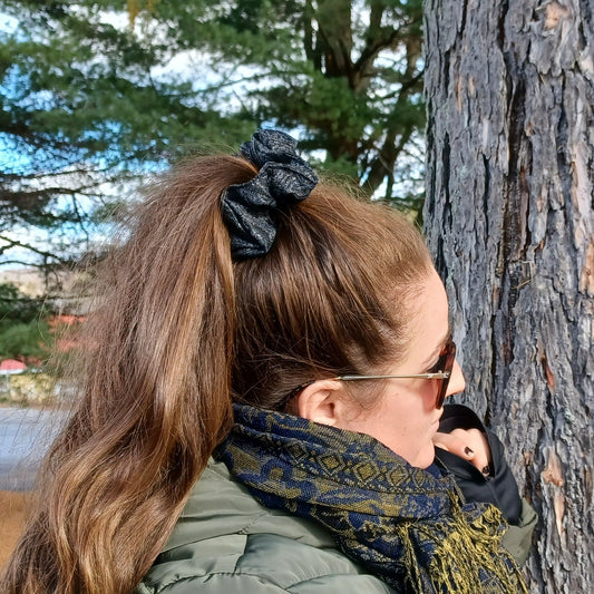 M-Chouchou-Noir avec formes brillantes/Scrunchie-Black with shiny form