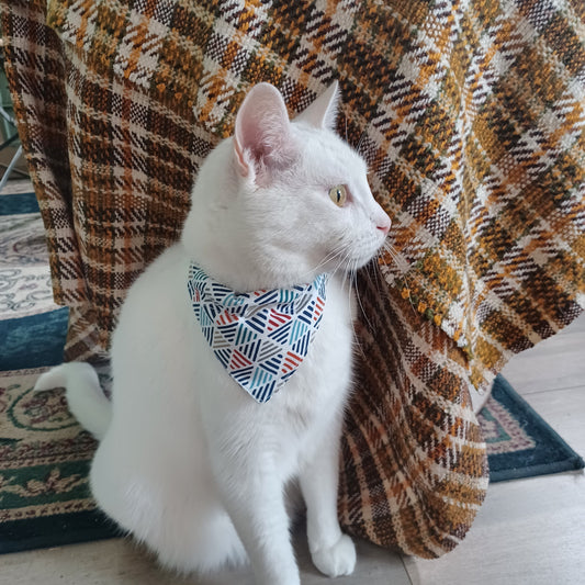 Modèle B-Chat et chien-Foulard par-dessus le collier-Blanc avec lignes bleues-grises et rouges/White bandana over the collar with blue-gray and red lines