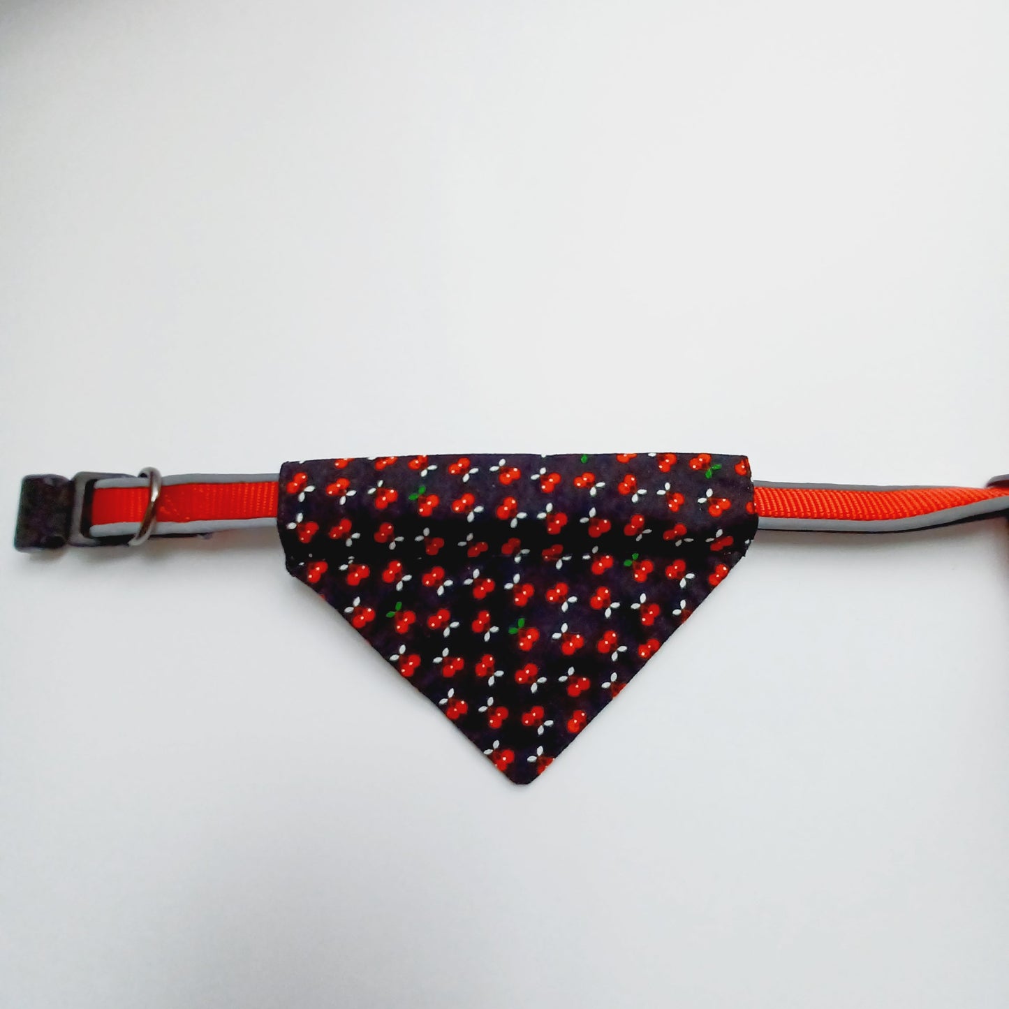 Modèle B-Chat et chien-Foulard par-dessus le collier-Noir avec cerises/Bandana over the collar-Black with cherry