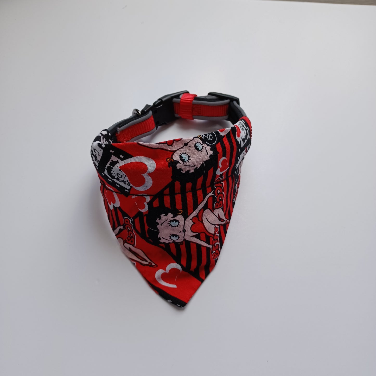 Modèle B-Chat et chien-Foulard par-dessus le collier-Rouge et noir Betty Boop/Bandana over the collar-Red and black Betty Boop
