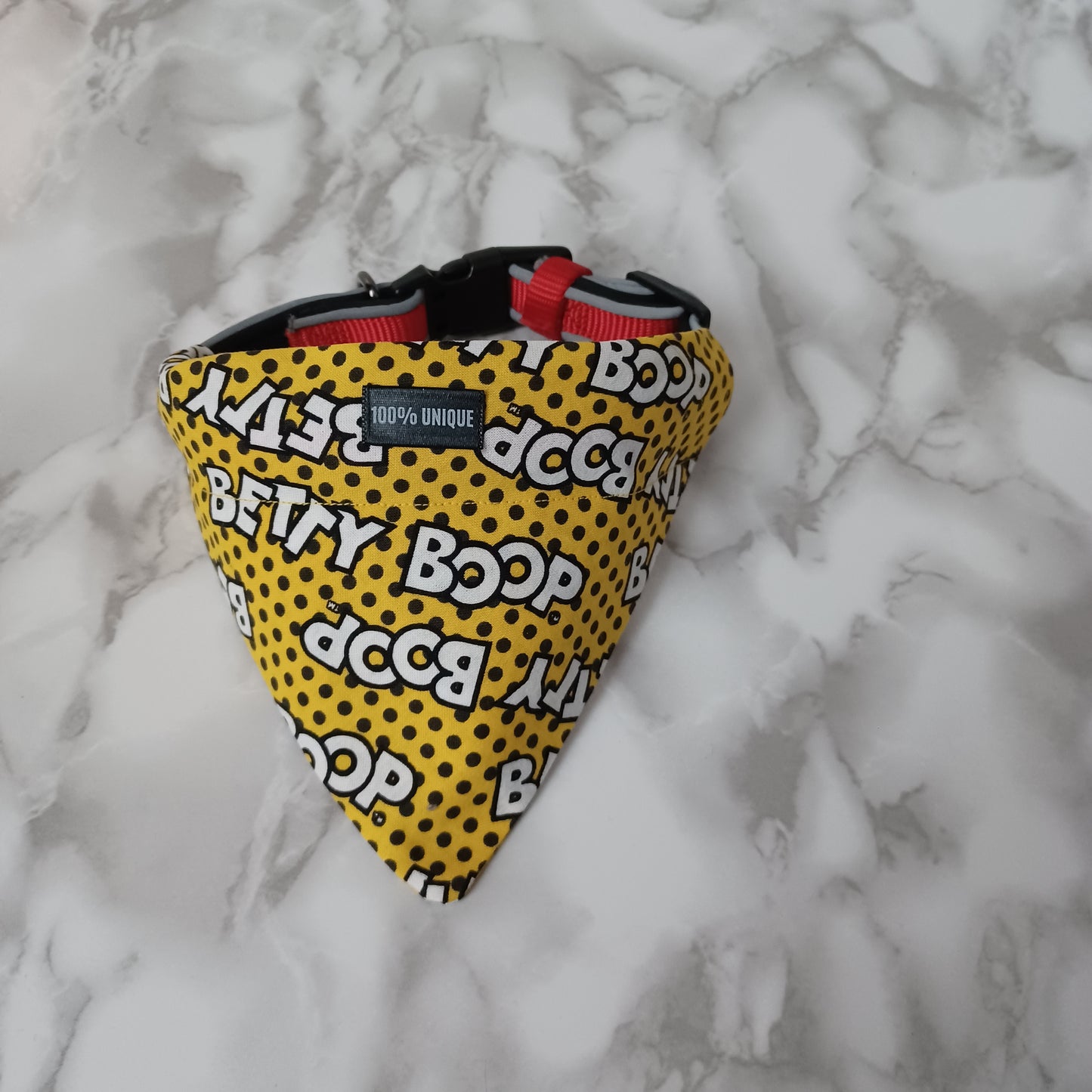 Modèle B-Chat et chien-Foulard par-dessus le collier-Jaune Betty Boop/Bandana over the collar-Yellow Betty Boop