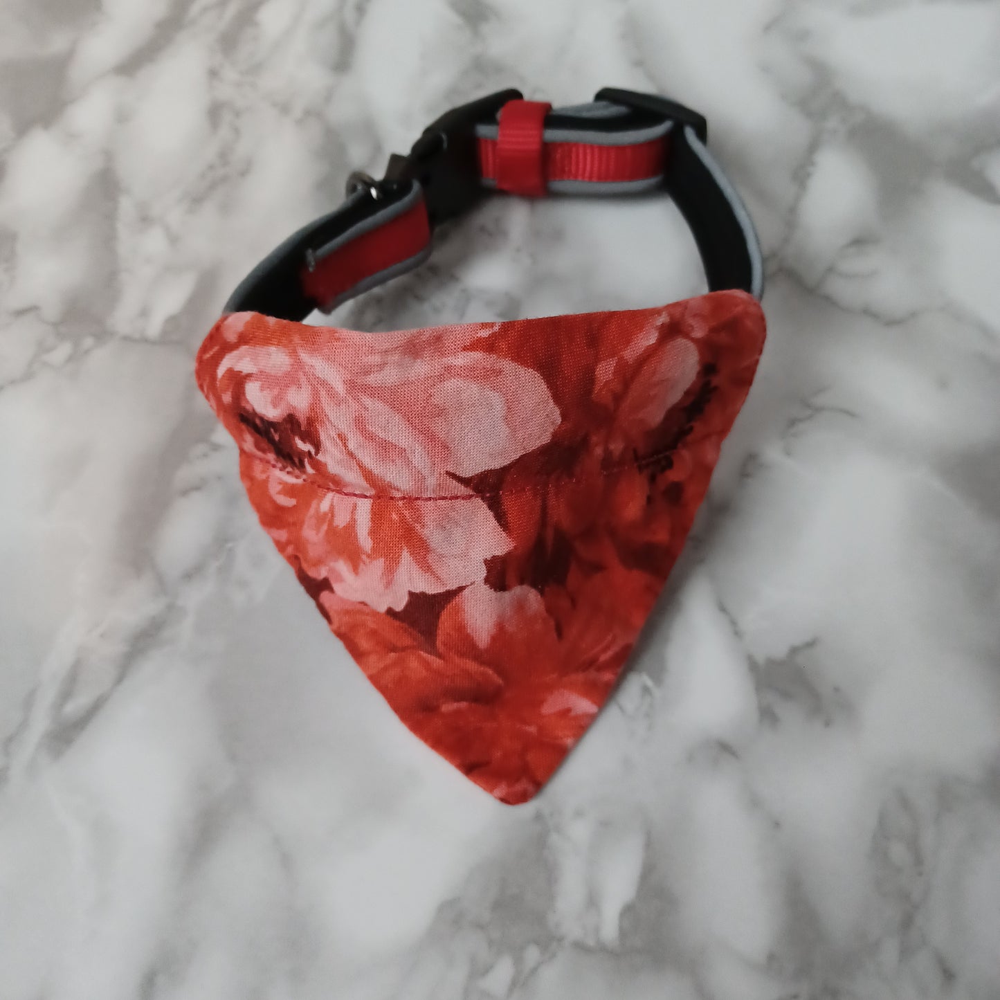 Modèle B-Chat et chien-Foulard par-dessus le collier-Fleurs rouges et roses/Bandana over the collar-Red and pink flowers