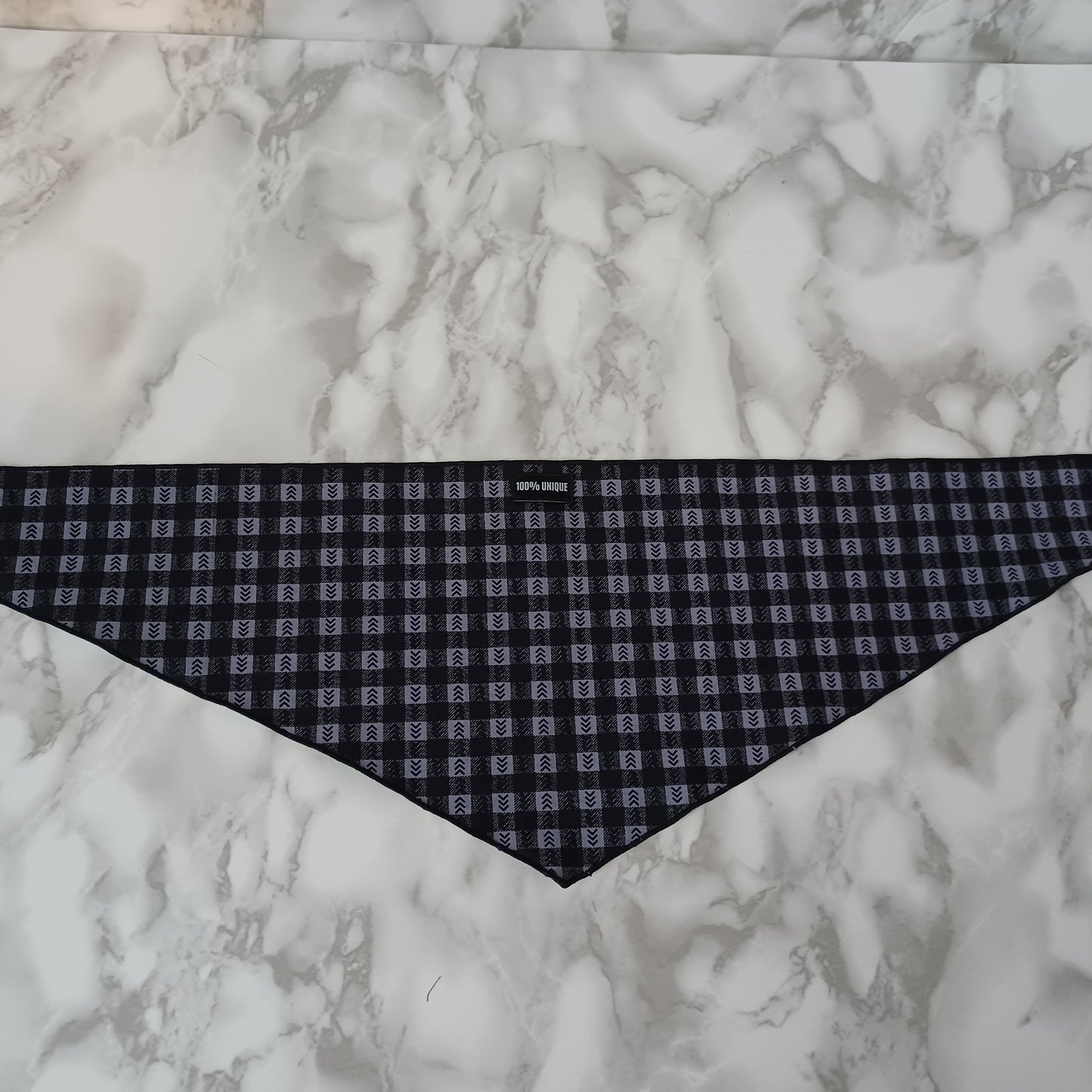 Modèle A- Chat et chien-Foulard carreauté noir et gris-mauve/Bandana checkered black and gray-purple