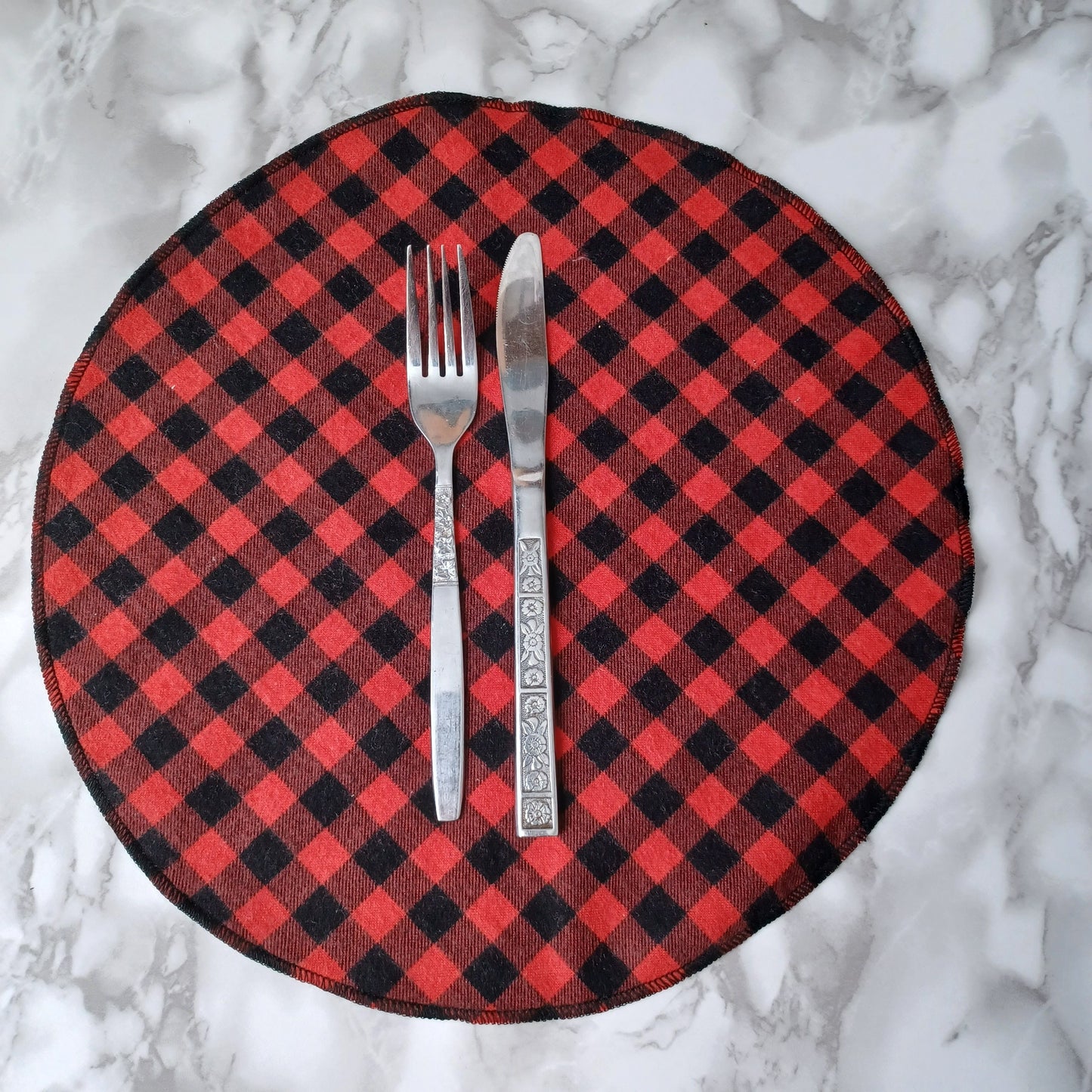Serviettes de table et Essuie-tout-Petits carreaux noirs et rouges/Napkins and Paperless towels-Small black and red checks