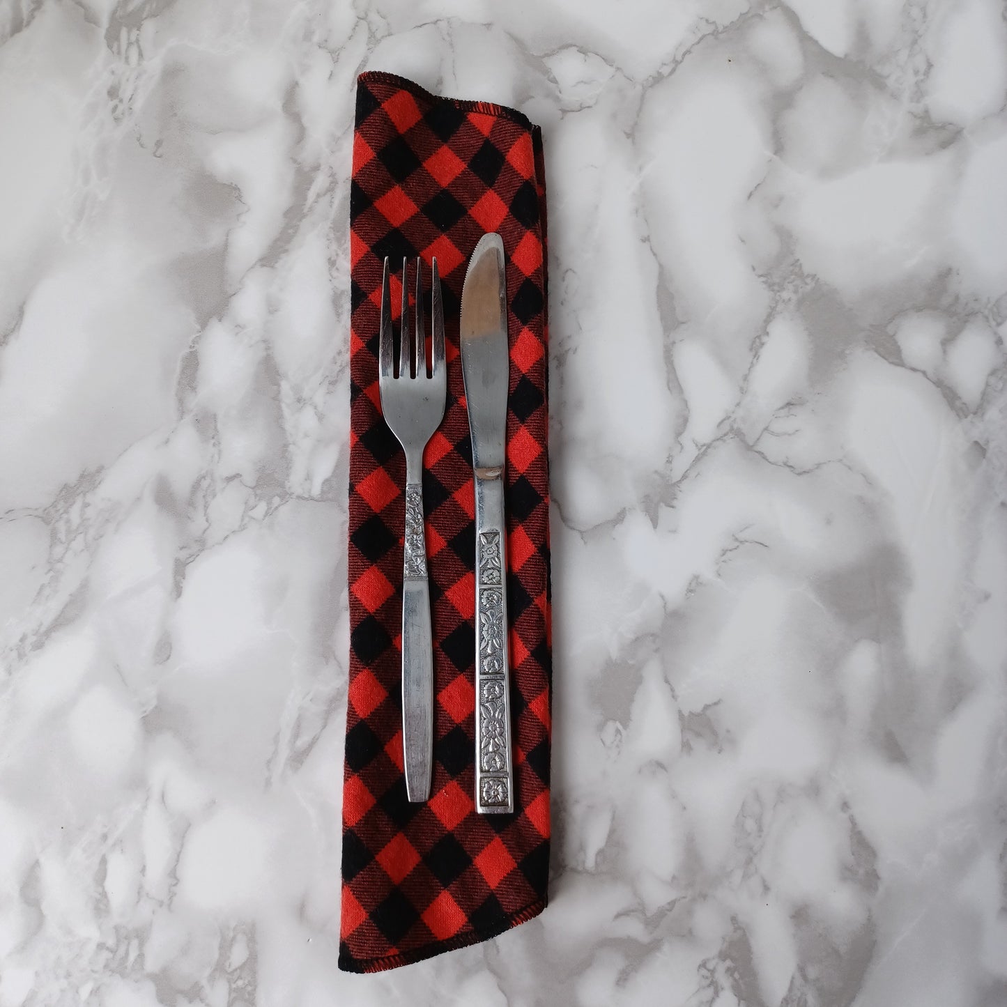 Serviettes de table et Essuie-tout-Petits carreaux noirs et rouges/Napkins and Paperless towels-Small black and red checks