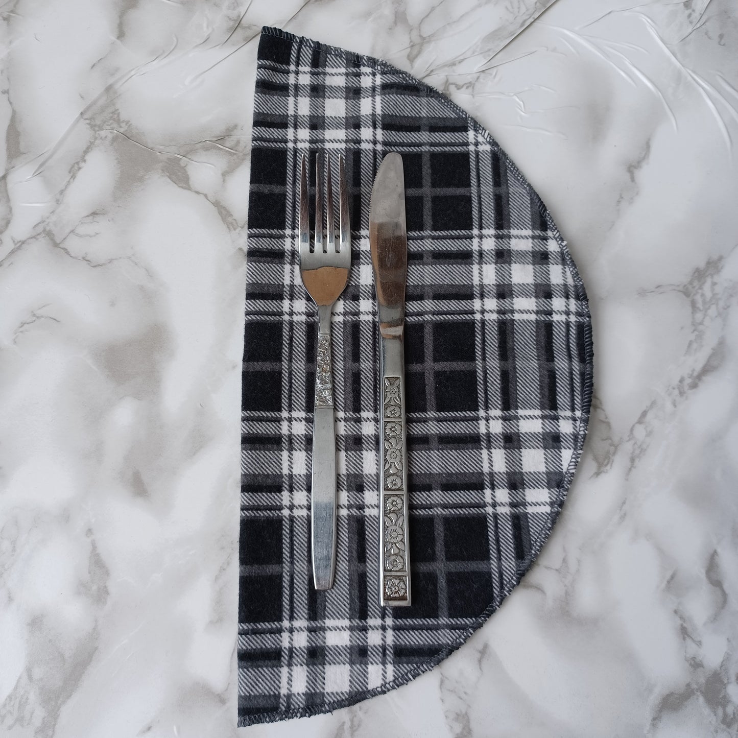 Serviettes de table et Essuie-tout-Carreauté noir, gris et blanc/Napkins and Paperless towels-Black, gray and white checkered
