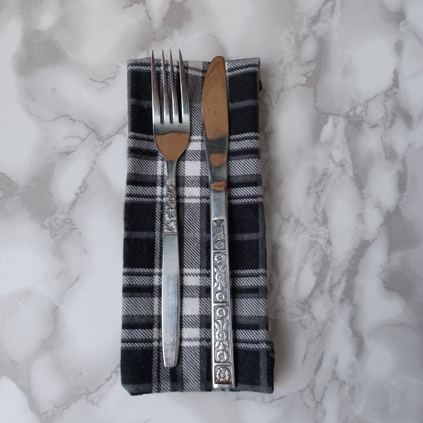 Serviettes de table et Essuie-tout-Carreauté noir, gris et blanc/Napkins and Paperless towels-Black, gray and white checkered