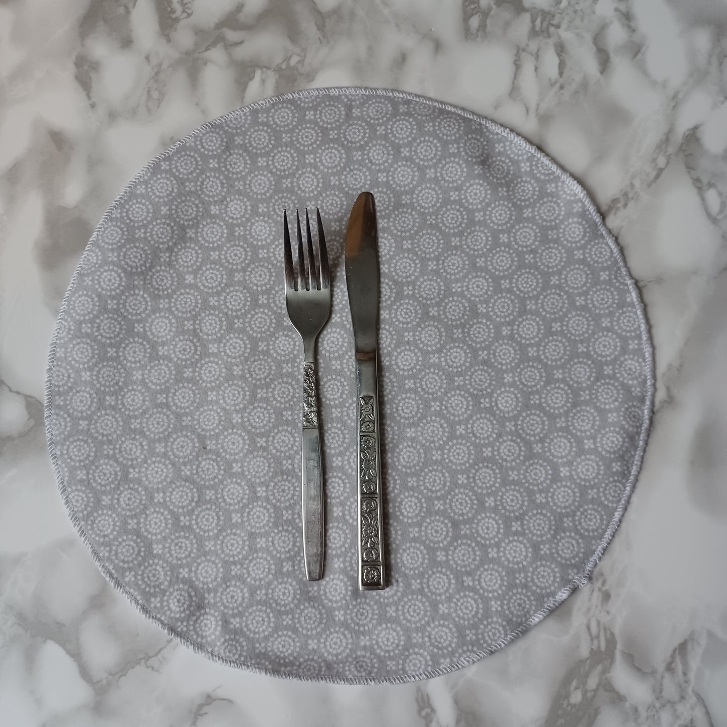 Serviettes de table et Essuie-tout-Gris pâle avec ronds et designs blancs/Napkins and Paperless towels-Pale gray with circles and white designs