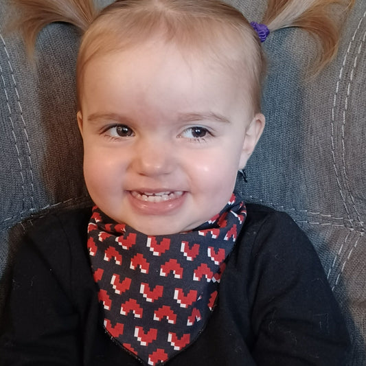 Bavoir-foulard pour bébé-Noir avec coeurs/Baby bib-scarf-Black with  hearts 0-36 mois