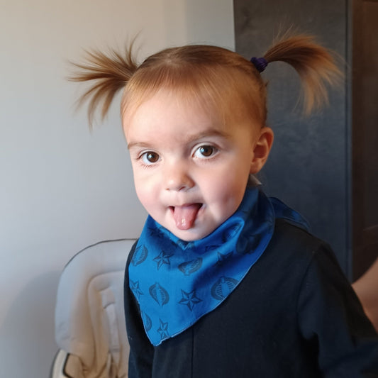 Bavoir-foulard pour bébé-Bleu avec étoiles et cobras noirs/Baby bib-Scarf-Blue with black stars and cobras 0-36 mois