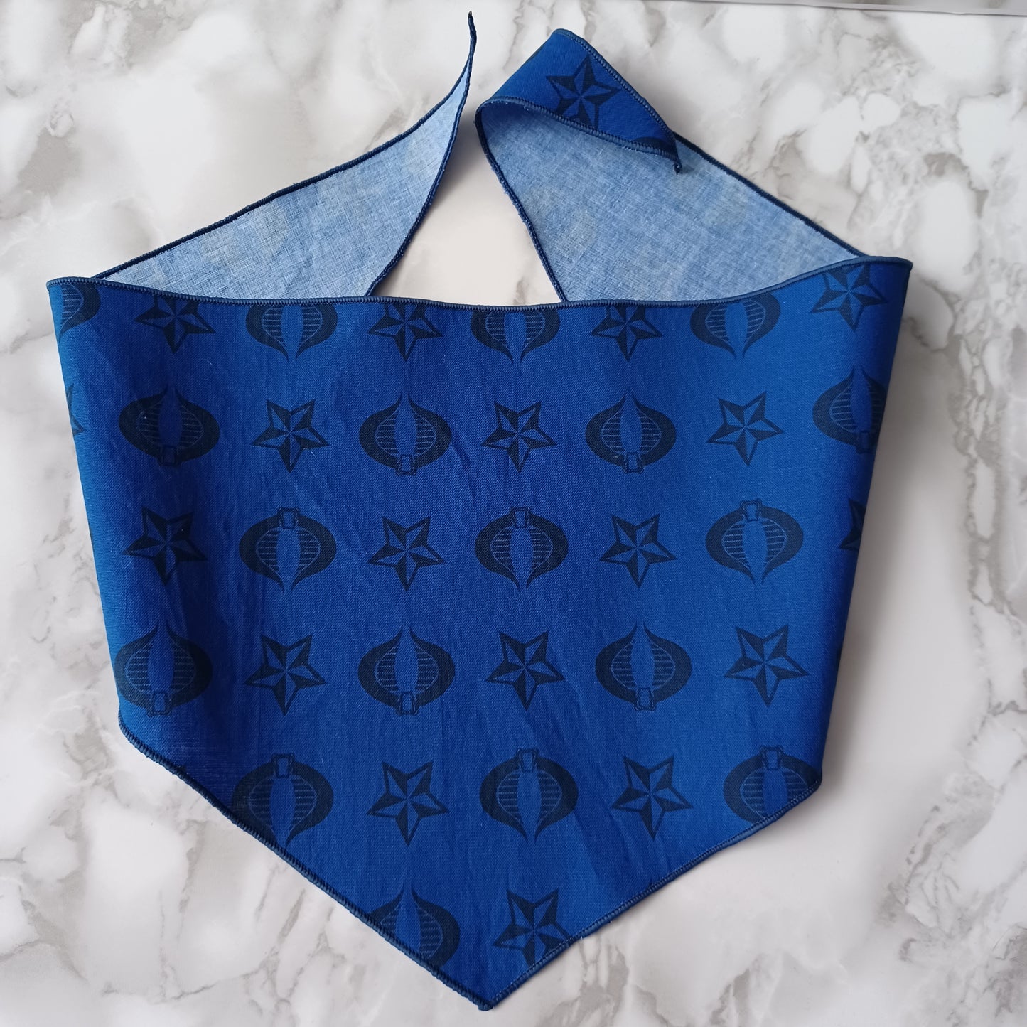 Bavoir-foulard pour bébé-Bleu avec étoiles et cobras noirs/Baby bib-Scarf-Blue with black stars and cobras 0-36 mois