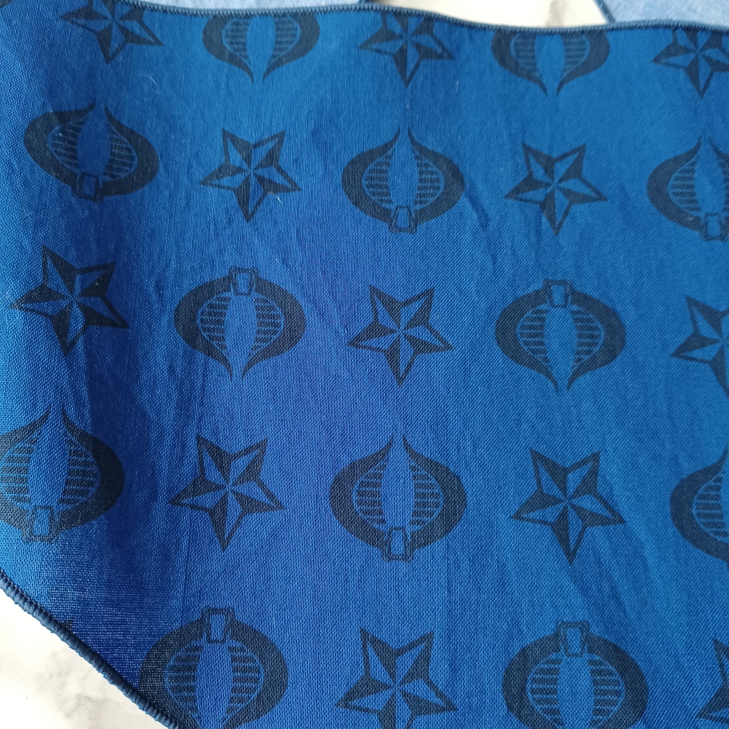 Bavoir-foulard pour bébé-Bleu avec étoiles et cobras noirs/Baby bib-Scarf-Blue with black stars and cobras 0-36 mois