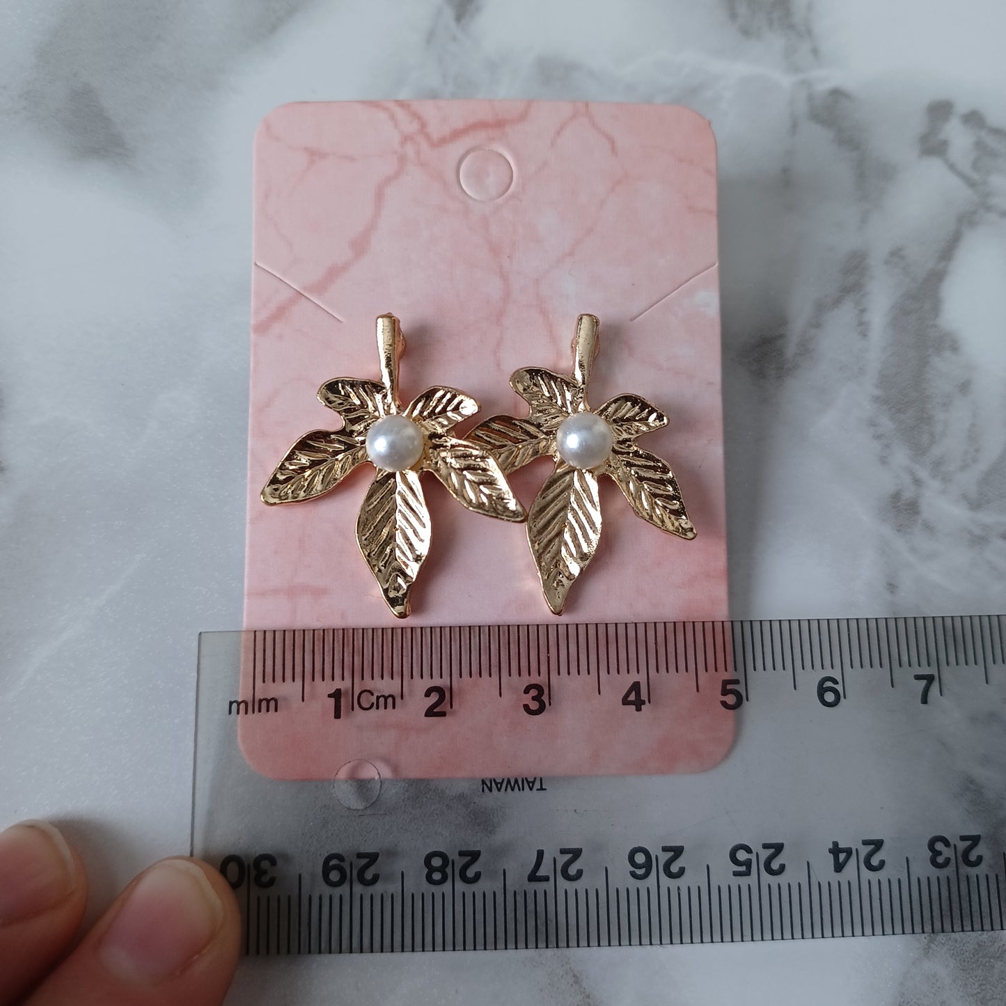 Boucles d'oreilles feuille d'or et perle/Earrings gold leaf and pearl