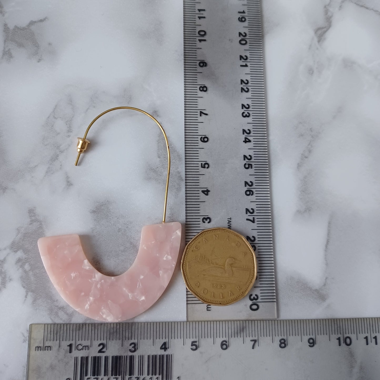 Boucles d'oreilles or et rose pâle en résine avec reflets nacrés/Gold and pale pink resin earrings with pearly reflections
