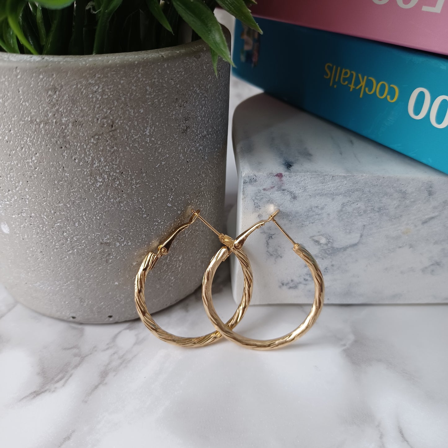 Boucles d'oreilles anneaux or ronds texturés/ Textured round gold hoop earrings