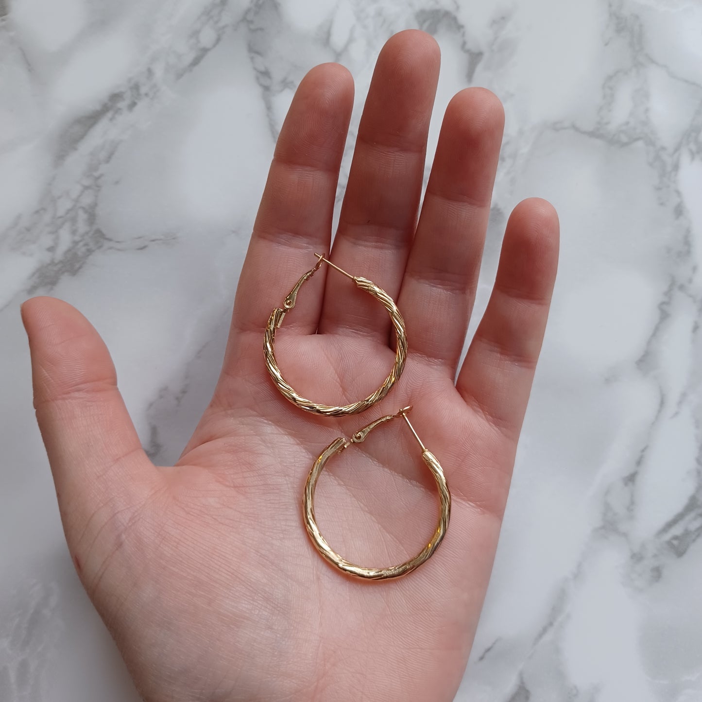 Boucles d'oreilles anneaux or ronds texturés/ Textured round gold hoop earrings