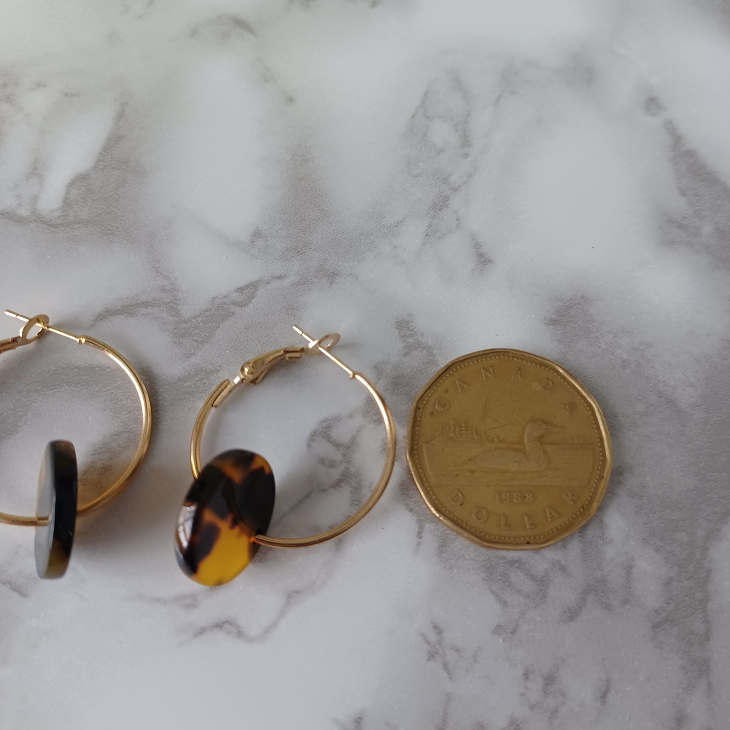 Boucles d'oreilles anneaux or ronds tacheté-ocre-noir et brun/Spotted-ochre-black and brown round gold rings earrings