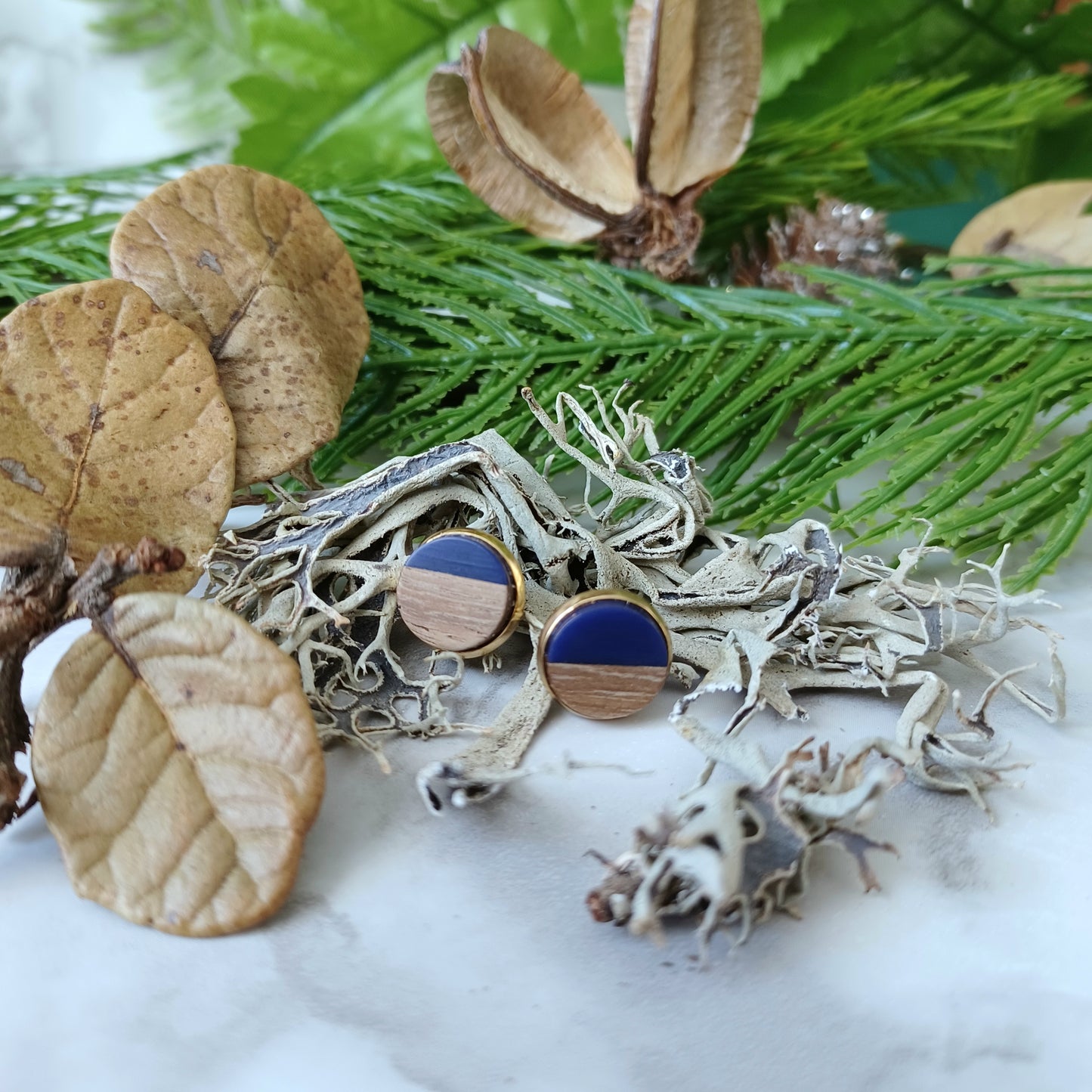 Boucles d'oreilles rondes résine bleue opaque et bois/Round opaque blue resin and wood earrings