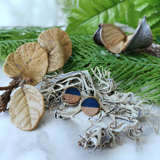 Boucles d'oreilles rondes résine bleue transparente et bois/Round transparent blue resin and wood earrings